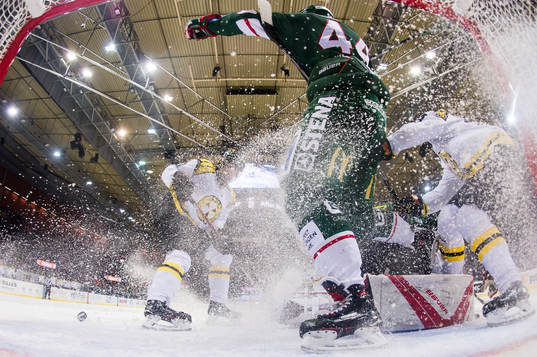 Frölundas Pontus Widerström oroar vid Brynäs målvakt