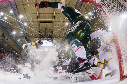 Frölundas Pontus Widerström oroar vid Brynäs målvakt