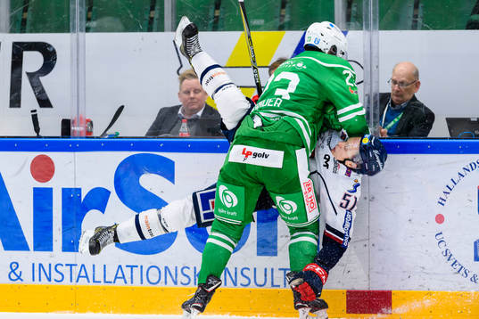 Rögles Daniel Sylwander tacklar Linköpings Kristian