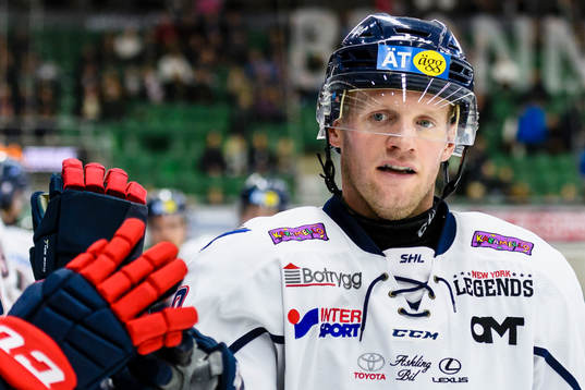 Linköpings Tony Mårtensson jublar med båset