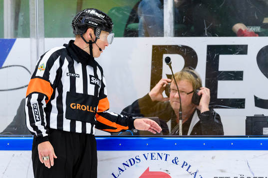 Domare Andreas Harnebring pratar med sekretariatet