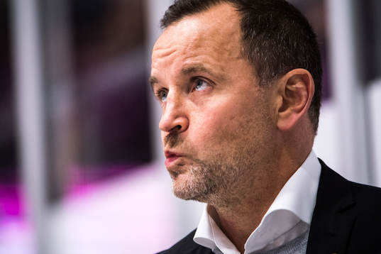 Luleås tränare Thomas Berglund reagerar