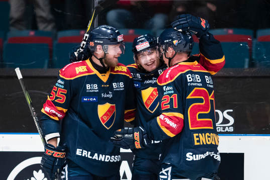 Djurgårdens Linus Johansson jublar med Alexander Urbom (h)