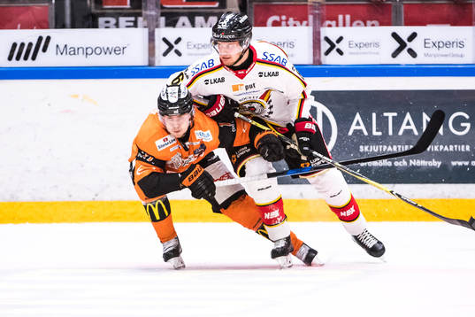 Luleås Viktor Grahn trycker ner Karlskronas Joel Kellman