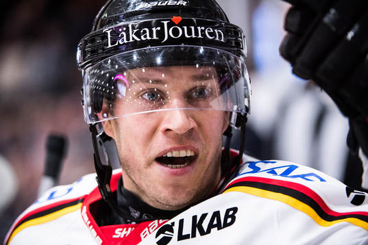 Luleås Andreas Falk reagerar i båset