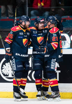 Djurgårdens Linus Johansson jublar med Alexander Urbom (h)