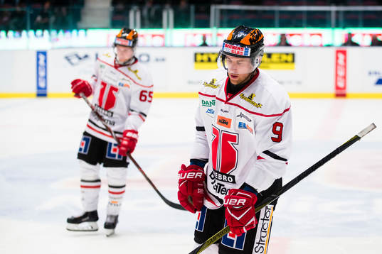 Örebros Tylor Spink (h) och Sakari Manninen (v) deppar