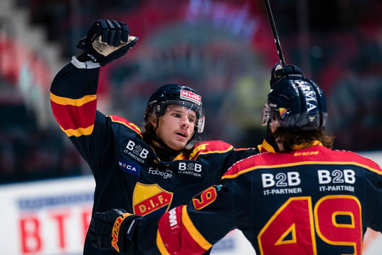 Djurgårdens Axel Jonsson Fjällby jublar med David