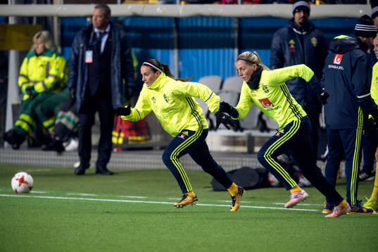 Sveriges Kosovare Asllani och Linda Sembrant värmer upp