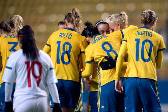 Sveriges Kosovare Asllani jublar med lagkamrater