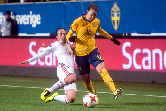 Ungerns Alexandra Ivett Toth och Sveriges Mia Carlsson