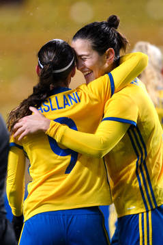 Sveriges Kosovare Asllani och Marija Banusic jublar