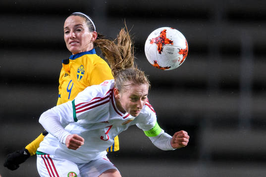 Sveriges Kosovare Asllani i nickduell med Ungerns Henrietta