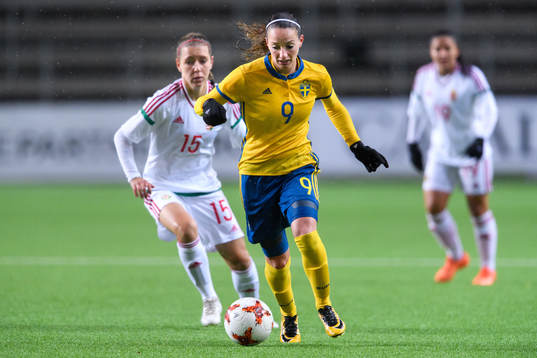 Ungerns Zsofia Racz och Sveriges Kosovare Asllani