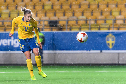Sveriges Lina Hurtig nickar bollen till 1-0