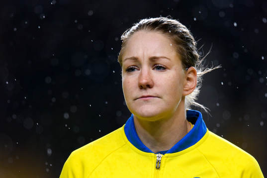 Mia Carlsson vid lineup innan VM-kvalmatchen i fotboll