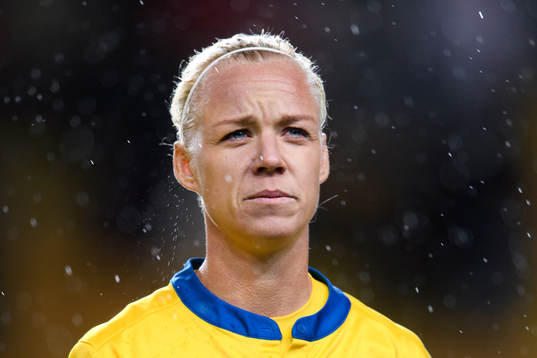 Sveriges Caroline Seger vid lineup innan VM-kvalmatchen i