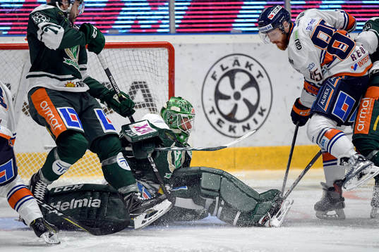 Färjestads målvakt Stefan Steen och Växjös Liam Reddox
