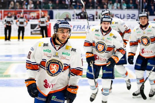 Växjös Adam Brodecki med lagkamrater jublar