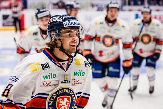 Växjös Adam Brodecki med lagkamrater jublar