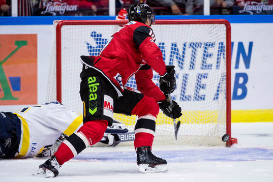 Malmö Redhawks Robin Alvarez skjuter i stolpen på öppet