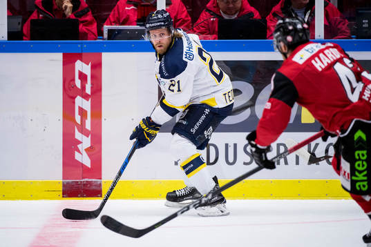 s Mattias Tedenby bevakas av Malmö Redhawks Nichlas Hardt