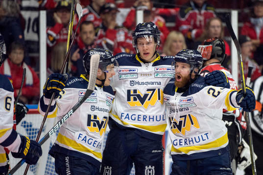 s Victor Ejdsell jublar med lagkamrater