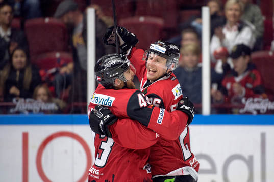 Malmö Redhawks Axel Wemmenblorn och Nichlas Hardt jublar