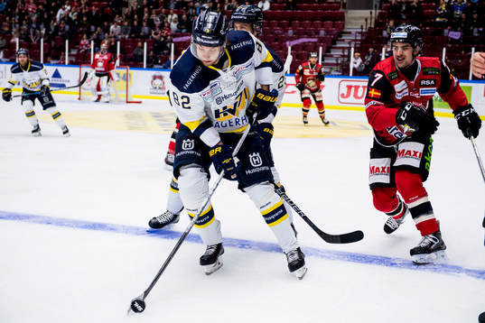 s Kevin Stenlund jagas av Malmö Redhawks Nils Andersson