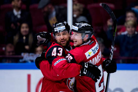 Malmö Redhawks Axel Wemmenblorn kramas om av Nichlas Hardt