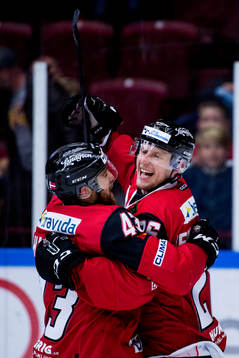 Malmö Redhawks Axel Wemmenblorn kramas om av Nichlas Hardt