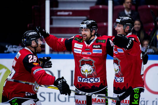 Malmö Redhawks Axel Wemmenblorn kramas om av Nichlas Hardt
