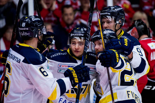 s Victor Ejdsell kramas om av lagkamraterna