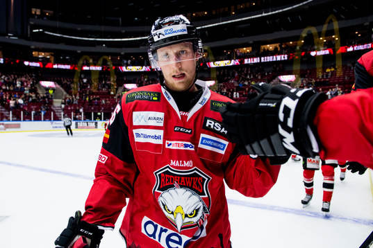 Malmö Redhawks Axel Wemmenblorn jublar med lagkamraterna