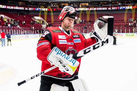 Malmö Redhawks målvakt Oscar Alsenfelt tackar publiken