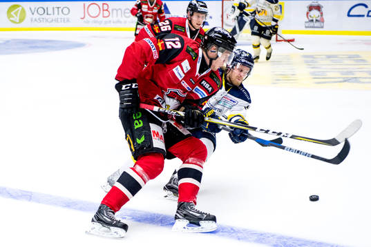 Malmö Redhawks Oscar Eklind i kamp om pucken