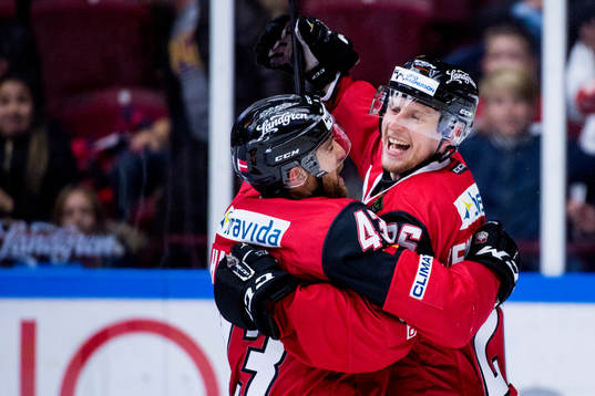 Malmö Redhawks Axel Wemmenblorn kramas om av Nichlas Hardt