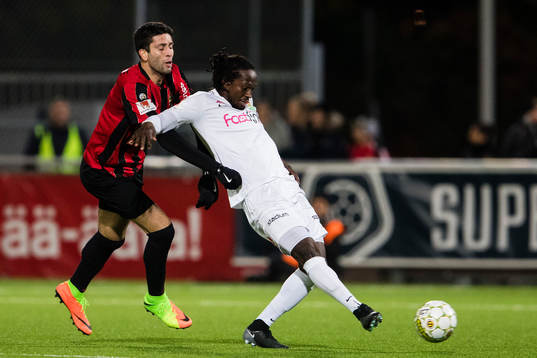 Brommapojkarnas Luca Gerbino Polo i kamp om bollen med