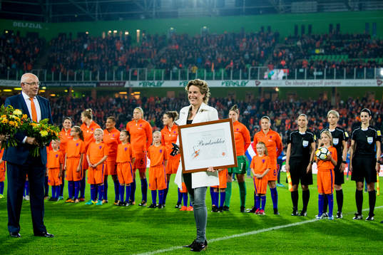 Daphne Koster receives a prize