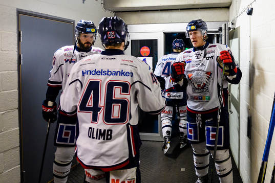 Linköpings spelare på väg in på iden