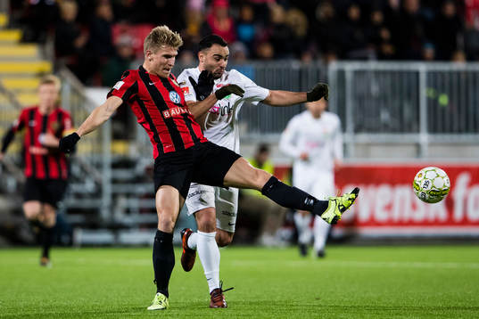 Brommapojkarnas Carl Starfelt i kamp om bollen med Dalkurds