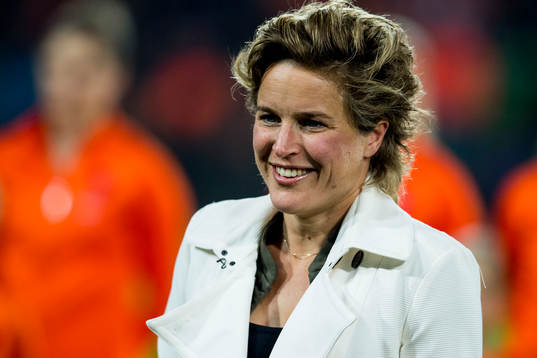 Daphne Koster receives a prize