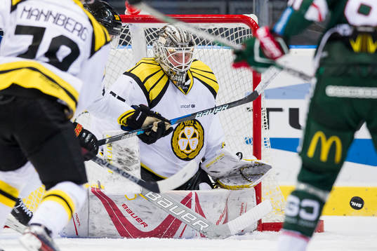 Brynäs målvakt David Rautio räddar ett skott