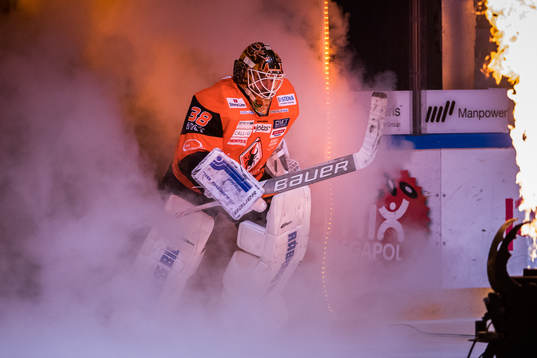 Karlskronas målvakt Johannes Jönsson  gör entre