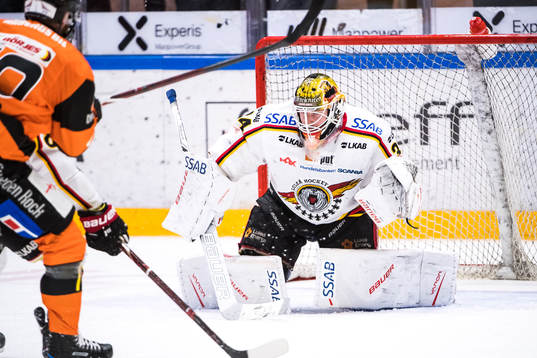 Karlskronas Mattias Guter  och Luleås målvakt Joel