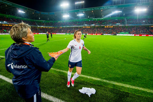 Maren Mjelde of Norway gives the dutch pennant to Bente