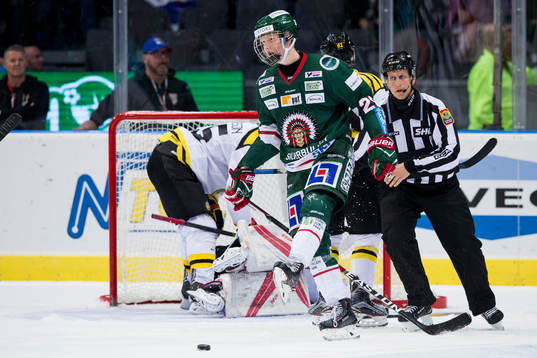 Frölundas Rasmus Dahlin deppar och sparkar till pucken