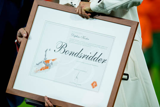 Daphne Koster receives a prize