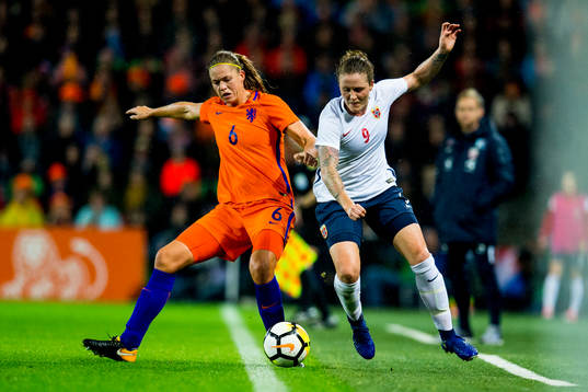 Anouk Dekker of Netherlands and Isabell Herlovsen of Norway