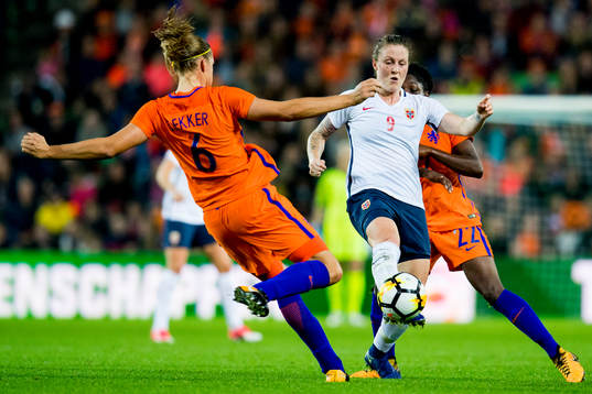 Anouk Dekker of Netherlands and Isabell Herlovsen of Norway